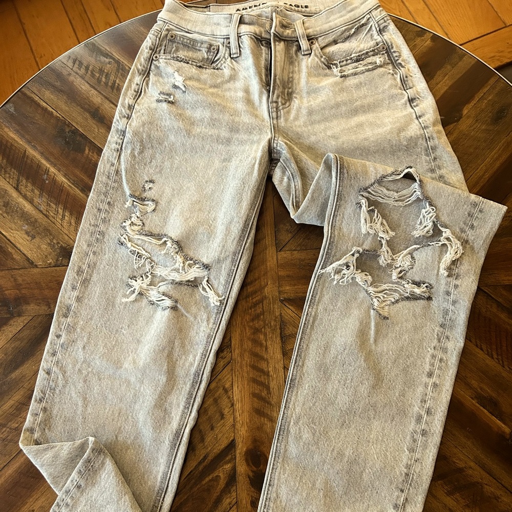 Size 000 American Eagle 90s straight jeans, light gray